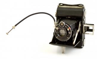cca 1935 Zeiss Ikon Ikonta 520 fényképezőgép, Novar-Anastigmat 1:4,5 f=7,5 cm objektívvel, Telma zárszerkezettel, működőképes, szép állapotban, eredeti bőr tokjában, kioldózsinórral / Vintage Zeiss Ikon folding camera, with original leather case, in good, working condition