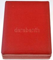 ~1950. "A Középgépipar Kiváló Dolgozója" fém jelvény dísztokban (30mm) T:2