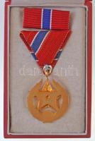 1973. "Közbiztonsági érem" arany fokozata a karhatalom tagjai részére, szalagsávval együtt...