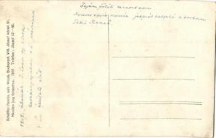 1917 I. honvéd gyalogezred kaszárnyájában a III. pótszázad épülete előtt. Osztrák-magyar katonák cso...