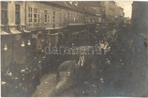 1906 Zagreb, Zágráb, Agram; Húshagyókeddi felvonulás menete humoros járművekkel, Englezki Magazin, J. Vergles és Fritz üzlete / Mardi Gras (Shrove Tuesday) festival with humorous vehicles (Zagrebacki Elektricki Tramway), shops. photo