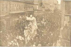 1906 Zagreb, Zágráb, Agram; Húshagyókeddi látkép a mesterkélt fehérbe öltöztetett karnevállal, Englezki Magazin, Neumann és Bazar Berger üzlete / Mardi Gras (Shrove Tuesday) festival with people in humorous costumes, shops. photo