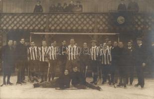 2 db régi fotó jégkorongozókról / 2 pre-1945 photos of ice hockey players, winter sport