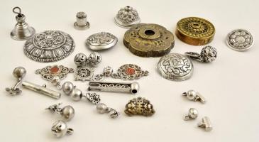 Tibeti ezüst és fém, korallos ruhadísz, stb., jelzés nélkül, bruttó: 355 g