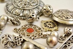 Tibeti ezüst és fém, korallos ruhadísz, stb., jelzés nélkül, bruttó: 355 g