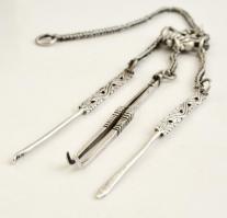 Tibeti ezüst(Ag) férfi szakállcsipesz + pipapiszkáló láncon, jelzés nélkül, h: 31 cm, nettó: 46,4 g