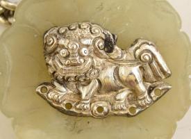 Tibeti jáde ezüst(Ag) veretes Fo-kutya díszítéssel, jelzés nélkül, bruttó: 61,3 g