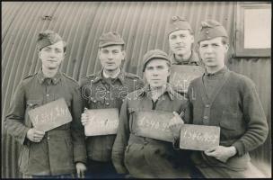 cca 1939-1945 Munkaszolgálatosok táblákkal, hátoldalon nevekkel, 7,5×11,5 cm
