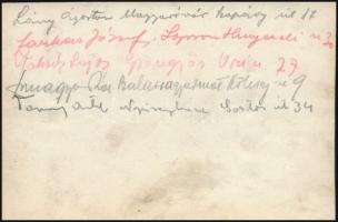 cca 1939-1945 Munkaszolgálatosok táblákkal, hátoldalon nevekkel, 7,5×11,5 cm