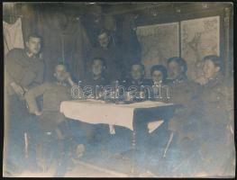 cca 1914-1918 Iszogató tisztek tábori fedezékben, fotó, 8,5×11 cm