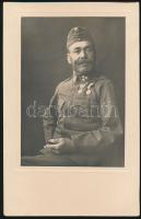 cca 1914-1918 Katona kitüntetésekkel, fotólap, 14×9 cm