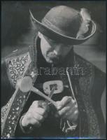 Járai Rudolf (1913-1993): Fafaragás, pecséttel jelzett fotó, felületén törésnyommal, kis szakadással, 23×18 cm