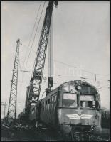 Sérült MÁV mozdony, sajtófotó, 16×13 cm