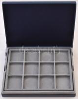 Az Éremművészeti Intézet éremtartó kazettája 1 kivehető tálcával, összesen 24 férőhellyel használt á...