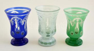Zöld-fehér üveg díszpoharak, hámozott, apró karcolásokkal, m: 13 cm, d: 9,5 cm