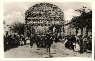1938 Párkány, Stúrovó; bevonulás, díszkapu, magyar zászló / entry of the Hungarian troops, decorated gate, Hungarian flag