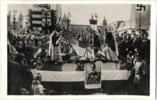 1940 Nagyvárad, Oradea; bevonulás, Horthy Miklós portré, honleányok, magyar címer és zászló, horogkereszt / entry of the Hungarian troops, Horthy portrait, compatriot women, Hungarian flag and coat of arms, swastika