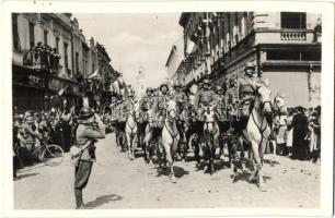 1940 Szatmárnémeti, Satu Mare; bevonulás, üzletek, katona kerékpárral, lovas alakulat / entry of the Hungarian troops, soldier with bicycle, shops + 1940 Szatmárnémeti visszatért So. Stpl.