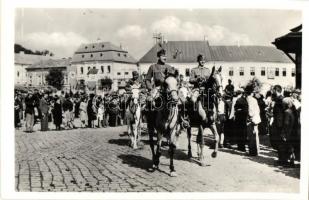 1940 Dés, Dej; bevonulás, horogkeresztes zászló / entry of the Hungarian troops, swastika on flags