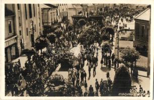 1940 Marosvásárhely, Targu Mures; bevonulás, üzletek, horogkeresztes zászló, ünneplő tömeg / entry of the Hungarian troops, shops, swastika on flags, cheering crowd