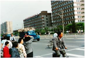 1989 A barikádakhoz homokzsákokat szállító teherautók Tienanmen-téri tüntetéshez Pekingben, 9x13 cm.