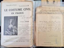 cca 1930-1990 Vegyes papírrégiség gyűjtemény tétel, közte hivatalos papírok, levelezések, nyomtatványok, prospektusok, ...stb., izgalmas átnézendő anyag, papír mappába lefűzve.