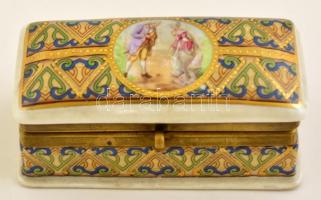 Barokk jelenettel díszített porcelán ékszertartó dobozka, részeben kézzel festett, réz verettel, jelzés nélkül, hibátlan, 10×4,5×4 cm