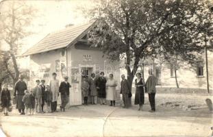 1923 Körösladány, Dohány kis áruda, üzlet, Csepel varrógép és kerékpár, csoportkép. photo (EM)