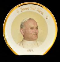 1991 II. János Pál pápa magyarországi látogatása alkalmából készült porcelán emlék, alján sérült, m: 10 cm