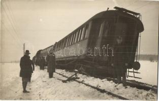 Vasúti szerencsétlenség télen, vasutasok egy kisiklott vonat mellett / Railway accident in winter, railwaymen next to a derailed train, locomotive. photo