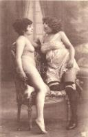 8 db régi erotikus képeslap hölgyekkel / 8 pre-1945 erotic postcards with lesbian nude ladies
