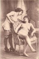 8 db régi erotikus képeslap hölgyekkel / 8 pre-1945 erotic postcards with lesbian nude ladies