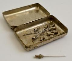 11 db régi orvosi tű, fém tárcában, 8,5×6,5 cm