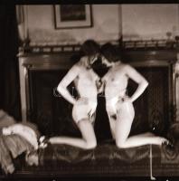 cca 1972 Erotikus és pornográf fotónegatívok, 10 felvétel 1 tekercsen, 5,5x5,5 cm