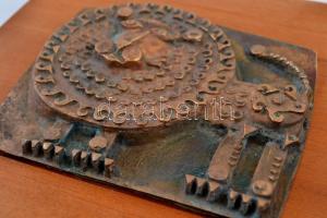 Kopcsányi Ottó (1933-): Oroszlán. Réz plakett fa alapon, 11×12 cm