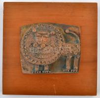 Kopcsányi Ottó (1933-): Oroszlán. Réz plakett fa alapon, 11×12 cm