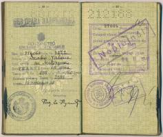cca 1940 Sokat utazott hölgy, majdnem teljesen betelt útlevele / Almost full passport