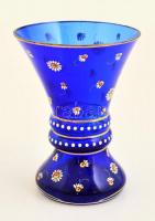 Parádi kék üveg váza, kézzel festett virágmintával, kis kopásnyomokkal, jelzés nélkül, m: 17 cm