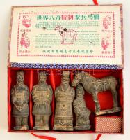 Kínai agyaghadsereg múzeumi replika példányai (5 db), hibátlan, dobozban leírással, m:8-11 cm