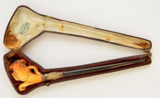 cca 1900 Virág alakú díszes tajtékpipa címerrel, fém szerelékes szárral, apró kopásokkal, saját, sér...