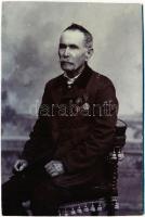 1848-as honvéd időskori fényképe, keméynhátú fotó körbevágva, 13,5×9 cm