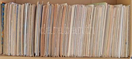 Kb. 950 db modern üdvözlőlap, művészlapok, reklámok, városképes lapok, stb. / Cca. 950 modern greeti...