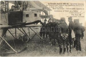 Le Général Joffre inspecte une installation de T.S.F. á bord dun biplan / WWI French Army, General Joffre examine an installation of T.S.F. on a biplan (EK)