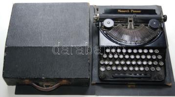 cca 1930 Monarch Pioneer hordozható írógép magyar billentyűzettel, eredeti tokban, kiváló állapotban