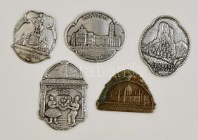 4 db turista botjelvény, alumínium; Marosvásárhely, Kolozsvár, Gyilkos-tó, Nagyvárad, Budapest, 3,5x5 cm