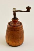 Fa és fém elemekből álló borsdaráló, m: 10,5 cm