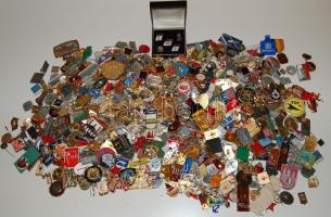 Érdekes jelvény/kitűző kitüntetés tétel 951 db egész világ főleg modern időkből, jelentős részben szovjet, benne jó motivumokkal, mint olimpia, militária, sport, zene, politika és sok más. T:1,2