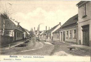 1906 Resica, Resita; Vasút utca háttérben a gyárkéményekkel. Braumüller L. kiadása / Bahnhofgasse / Railway street with the factory chimneys in the background