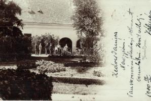1900 Nemesoroszi, Kukucínov; kastély, kúria udvara, családi csoportkép / castle, villa backyard with family members. photo (EK)