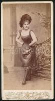 cca 1900 Fiatal hölgy fotója, keményhátú fotó Gondy és Egey debreceni műterméből, 20×11 cm